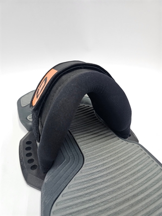Ozone Kiteboard Strap single adjustment and Pad V3 lukning